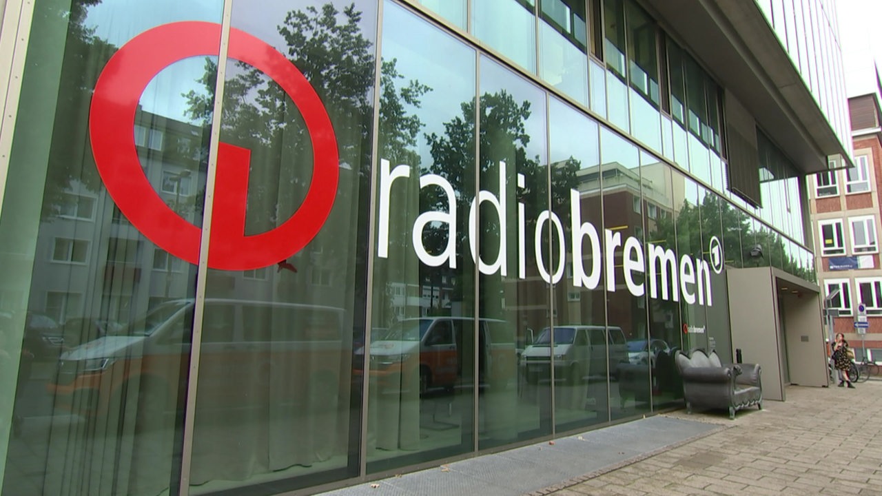 Großes gläsernes Gebäude mit Logo Radio Bremen Aufschrift "radiobremen"